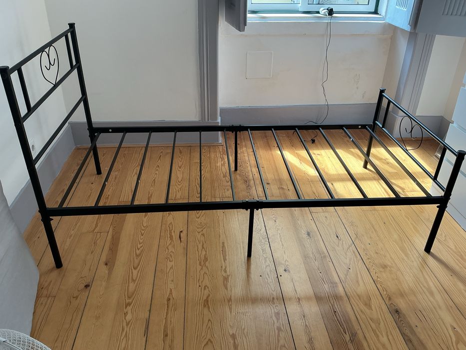 Cama  de solteiro nova