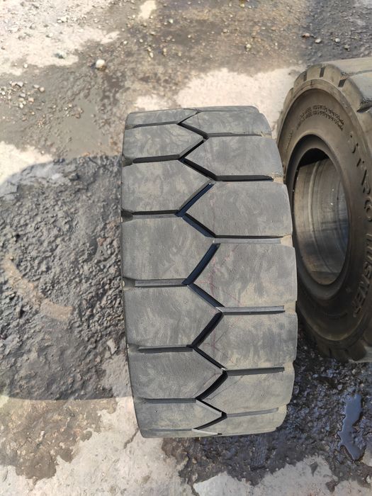 Шина 21x8-9 цільнолита для навантажувача