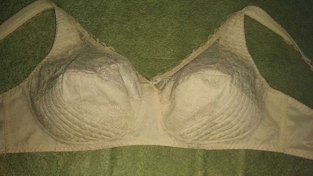 Бюстгальтер без косточек с боковыми корректирующими деталями