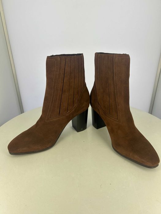 Botim senhora em camurça castanha. Novas e super trendy!!