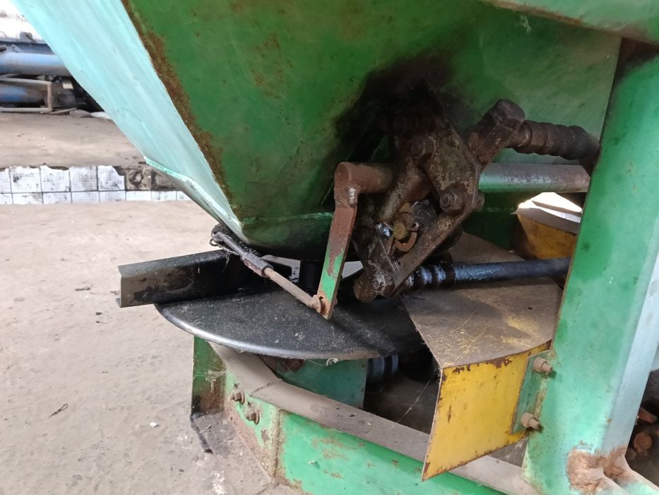 Розридач міндобрива Лійка РМД 1000