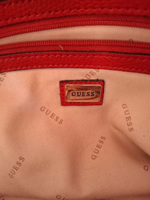 Mala da Guess vermelha.