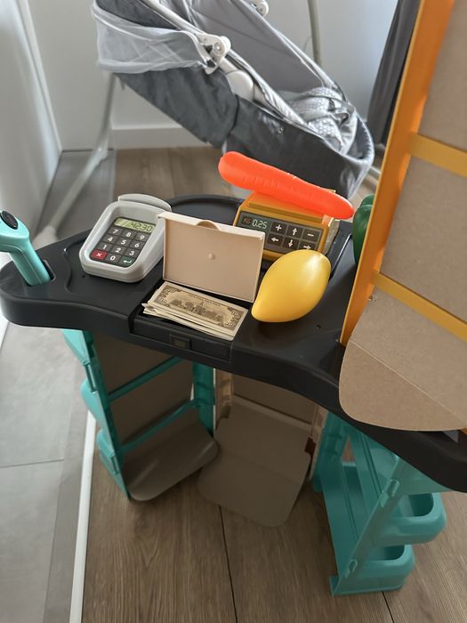 Zabawka sklep z artykułami i koszykoem sklepowym