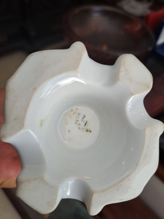 Jarra vista alegre com pé recortado e acabamento ouro