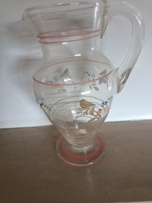 Jarro de vidro com bonitas flore pintadas á mão.