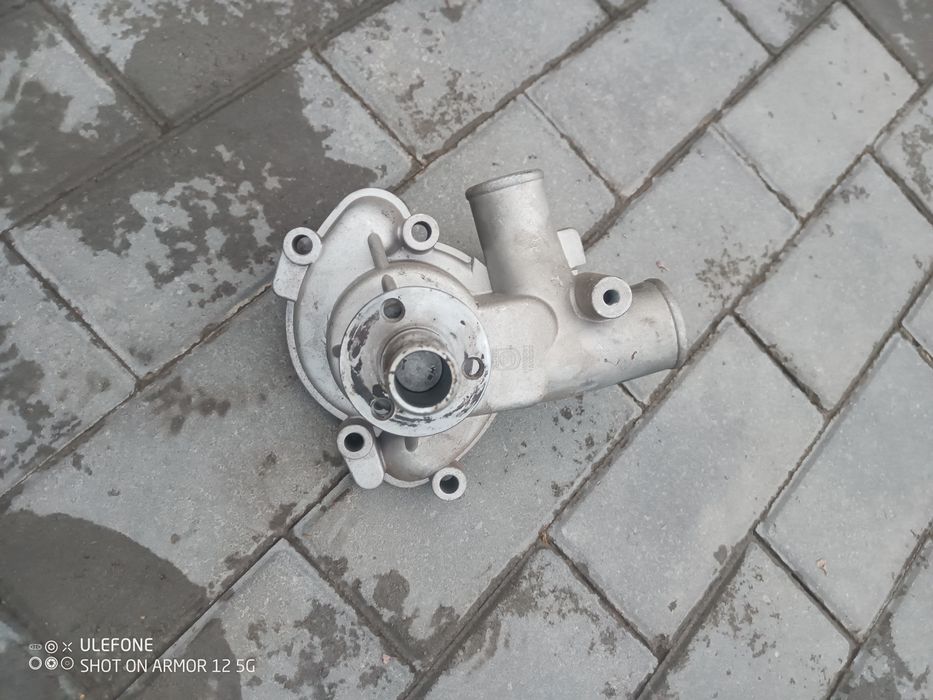 Продам запчастину помпу.