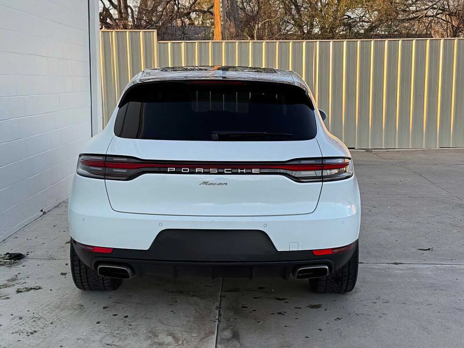 Porsche Macan      2021