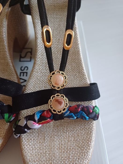 Sandálias novas de plataforma