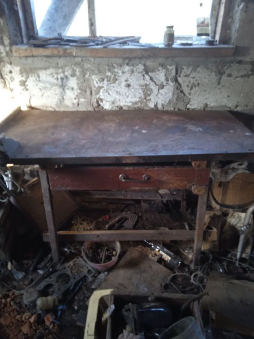 Продам стол в гараж отличный