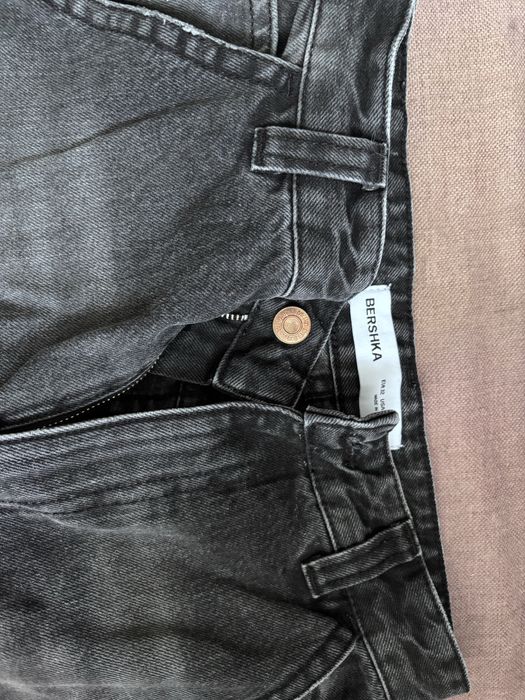 Czarne spodnie chłopięce Bershka