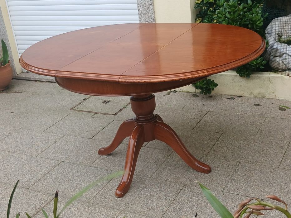 Vendo MESA DE JANTAR REDONDA que abre e fica OVAL em madeira MACIÇA.