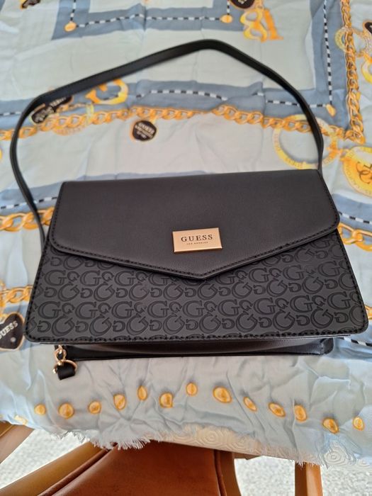 Guess: Mala preta + lenço tons azuis e dourados. Novo