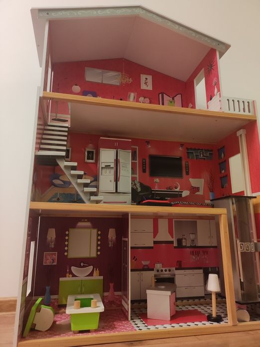 Duży, złożony domek dla lalek.