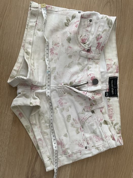 Białe szorty w kwiatki