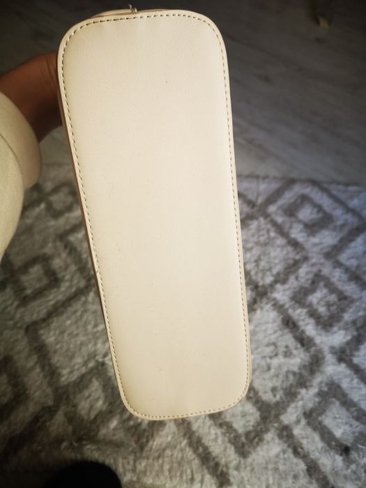 Біла стильна сумочка