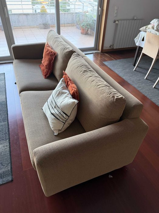 Sofá marca SANCAL, 2.37m (3/4 lugares)