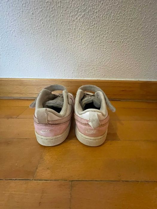 Tênis Nike usados ​​para crianças
