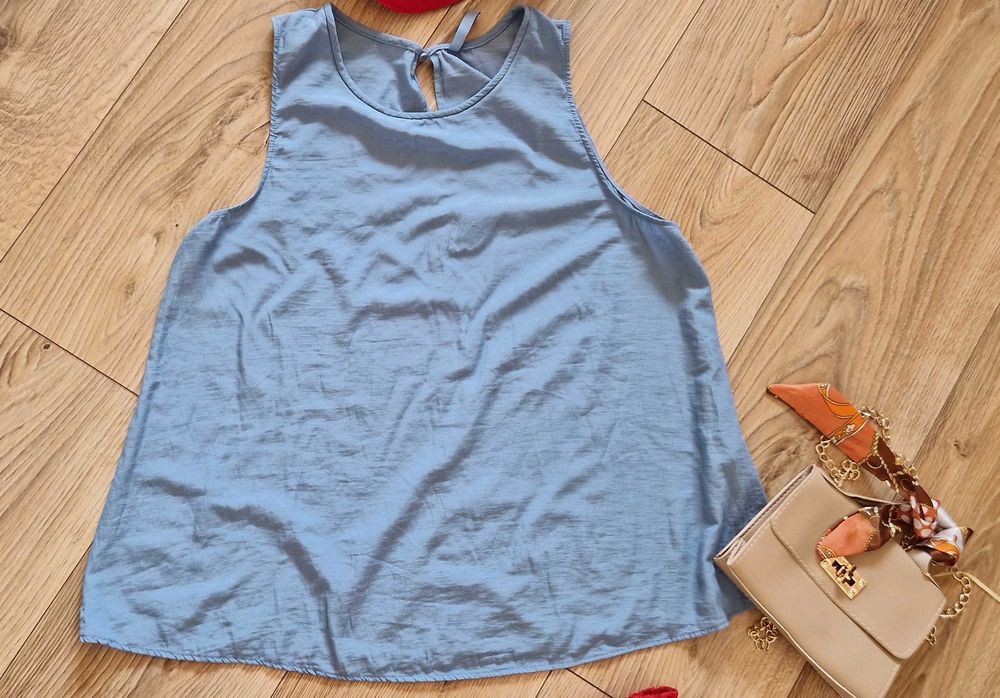 Niebieski top Stradivarius rozmiar M wycięcie na plecach łezka