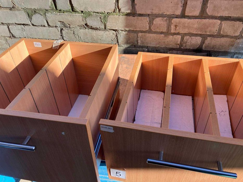ящики с мебельной стенки и столов
