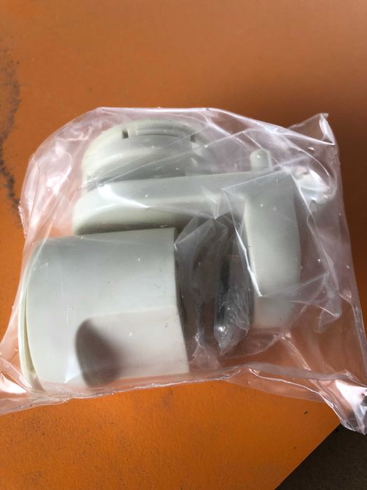 Sprzedam okucia do kabin sanitarnych plastikowe - firmy PBA