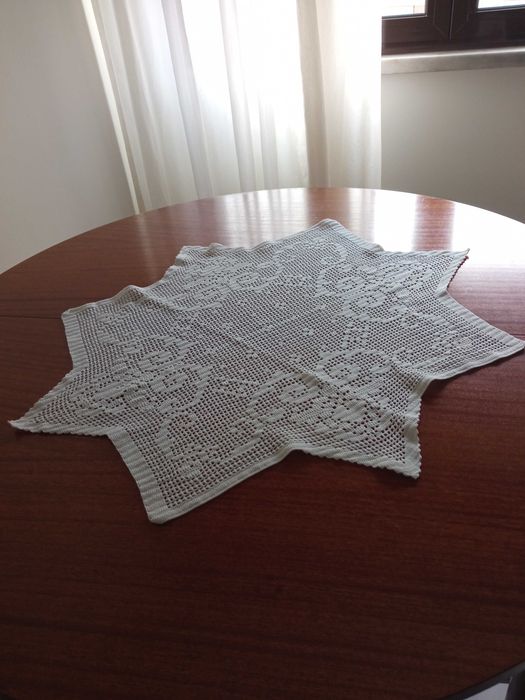 Centro de mesa em renda feito à mão.