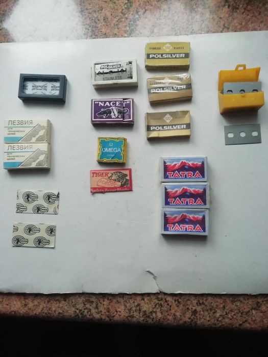Kolekcja żyletek pochodzących z czasów PRLu