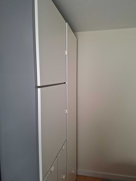 Roupeiro Ikea VISTHUS - descontinuado em Portugal. Branco e cinza. 216x122x59
