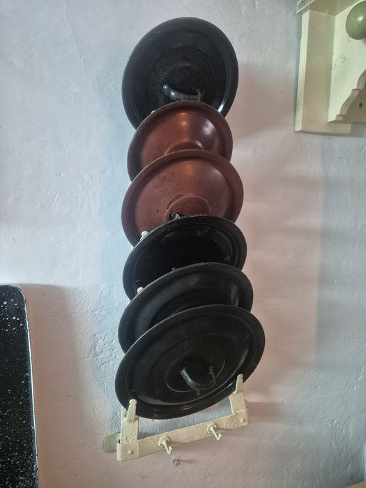 Wieszak na pokrywki stary