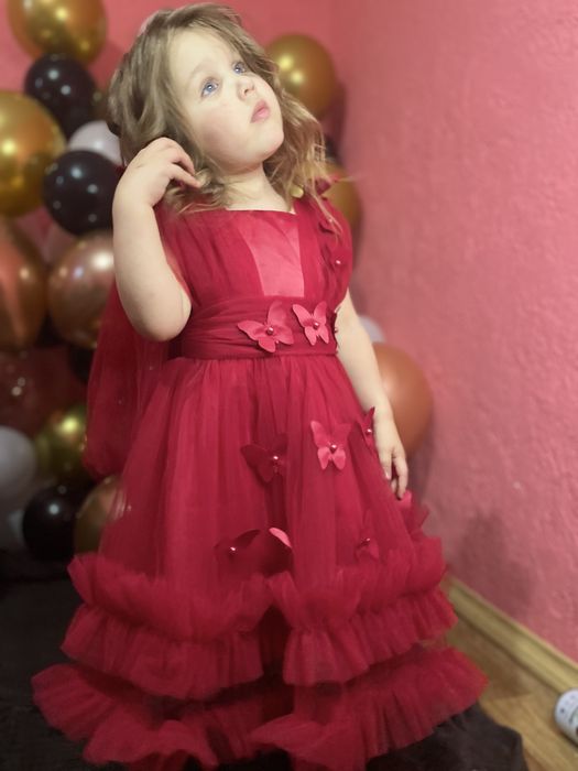 Продам дуже гарну червону сукню для дівчинки