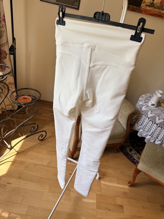 Biale legginsy MMK