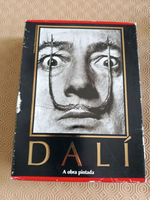 Livros da obra de Dali