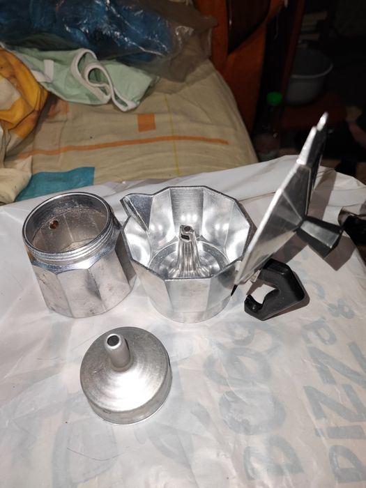 Кофемолка и кофеварка.