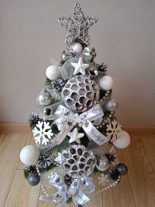 Mała choinka ubrana z dekoracją i lampkami led PIĘKNA PRODUCENT!