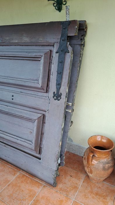 Portões em madeira maciça