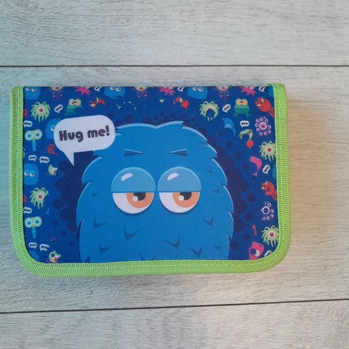 Piórnik szkolony z pełnym wyposażeniem