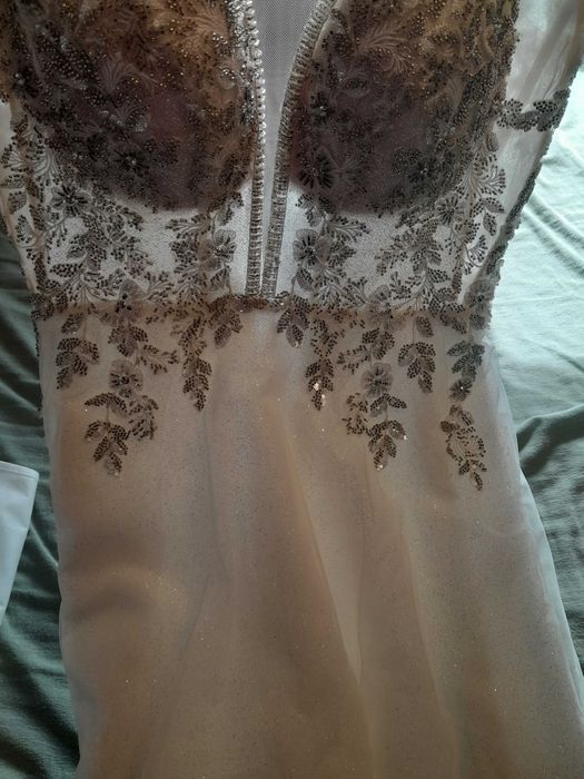 Bogato zdobiona suknia ślubna