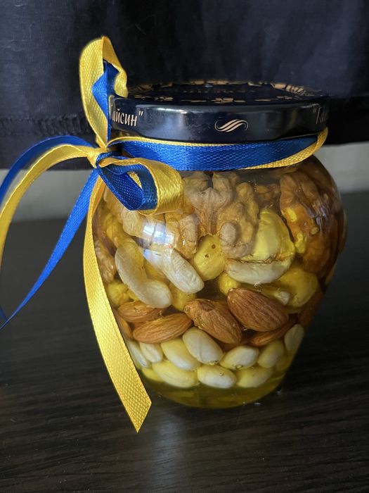 Продам  натуральний мед з горіхами