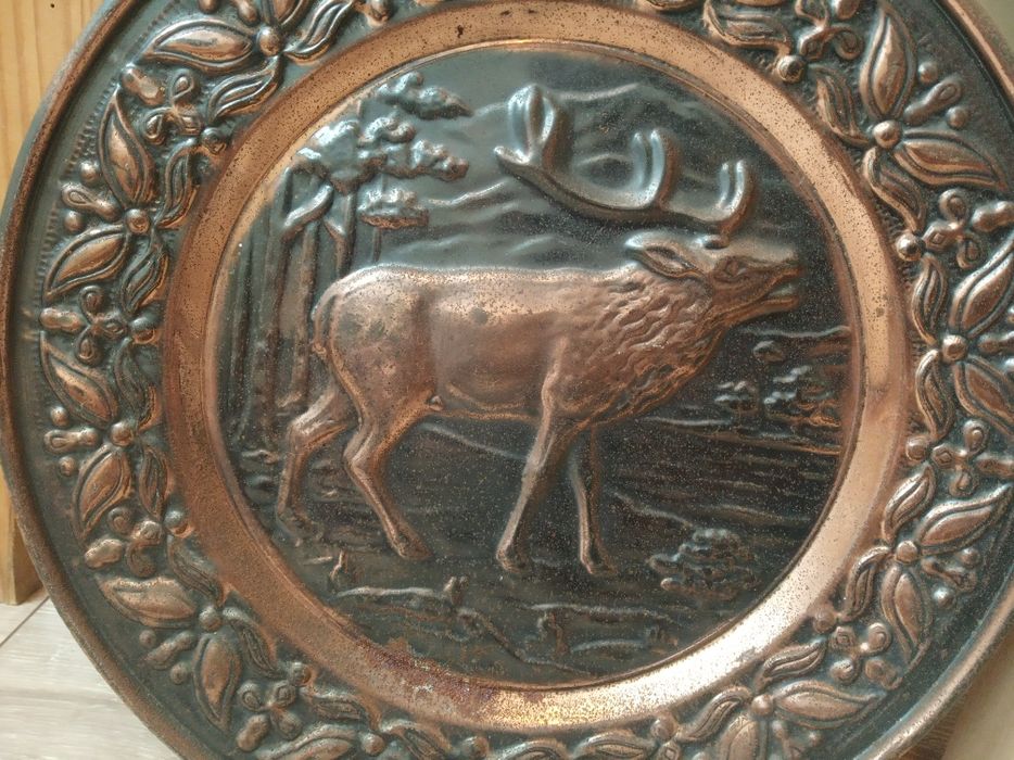 Two decorative metal plates442829029685995521