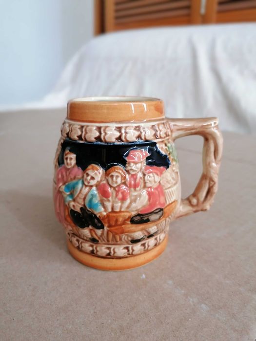 Caneca de cerveja vintage em cerâmica