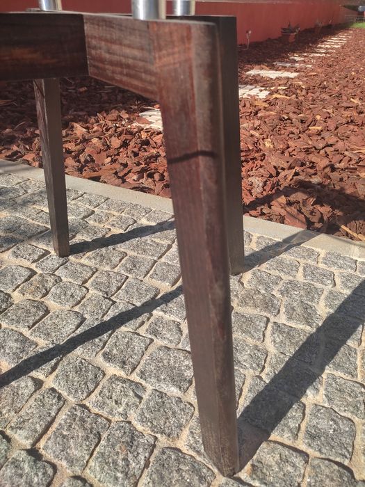 Mesa de centro redonda em vidro e madeira