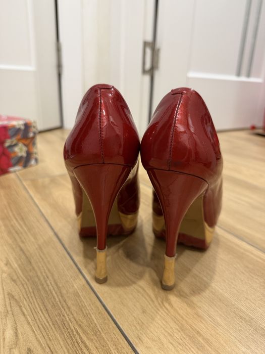 Туфлі лакові Carvari