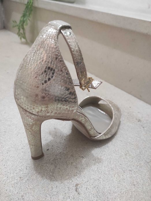 Sandálias 38 douradas de cerimónia Daniela Shoes