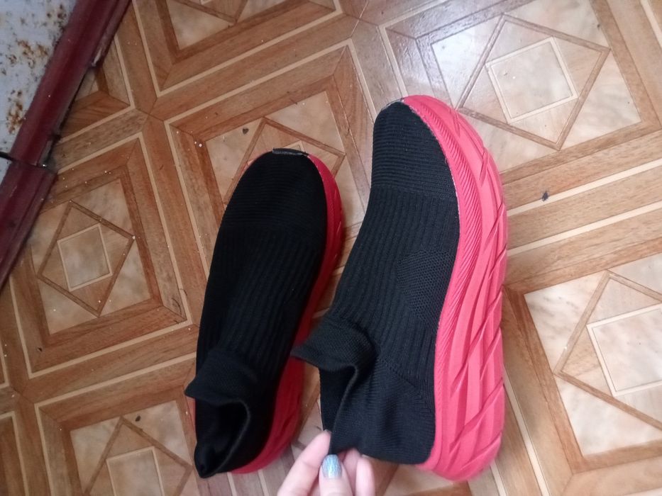 Кросівки жіночі 42