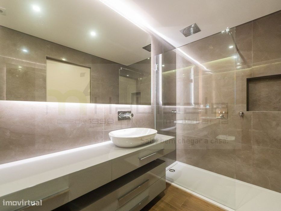 T2 com Terraço e Box em Condomínio de Luxo com Piscina, Ginásio e S...