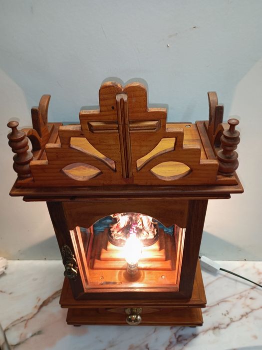 Belíssimo oratório em madeira maciça feito artesanalmente com sagrada