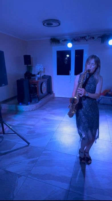 Саксофоністка на ваше свято