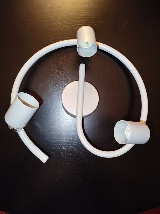 Candeeiros de focos em cinzento claro.