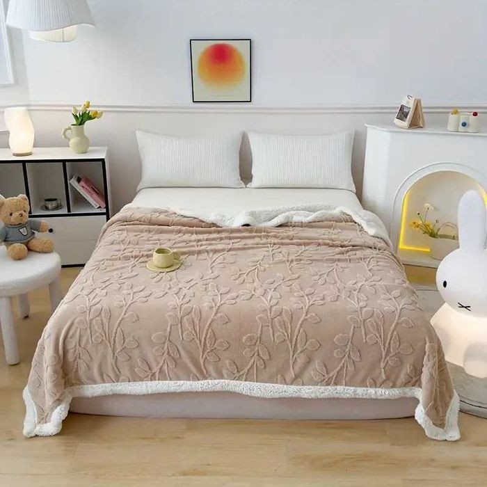 Гарний плед 200х230 см бежевого кольору з декором гілочки