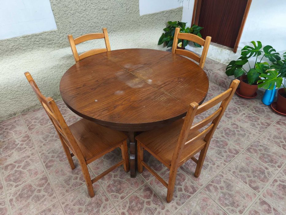 Mesa redonda em Carvalho Maciço com Cadeiras em carvalho