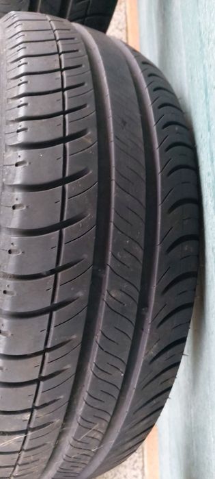 Pneus Michelin 185/60 R14 em muito bom estado